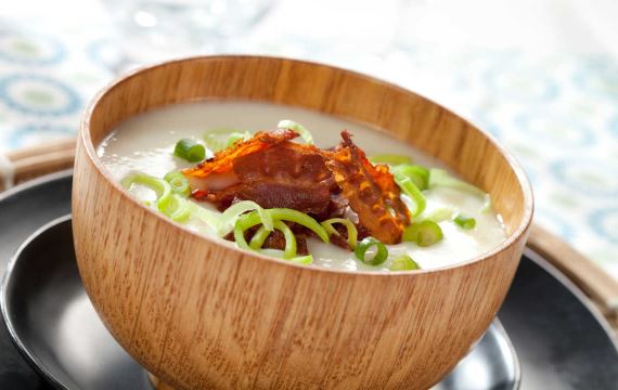 Белый суп из сельдерея и лука-порея с беконом - рецепт с фото