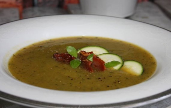 Крем-суп из цукини с жареным беконом - рецепт с фото