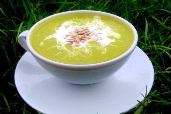 Крем-суп из зеленого горошка с жаренными семечками - рецепт с фото