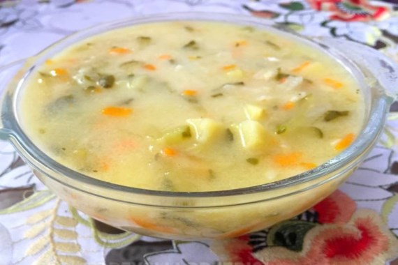 Огуречный суп с курицей, рисом и картофелем - рецепт с фото