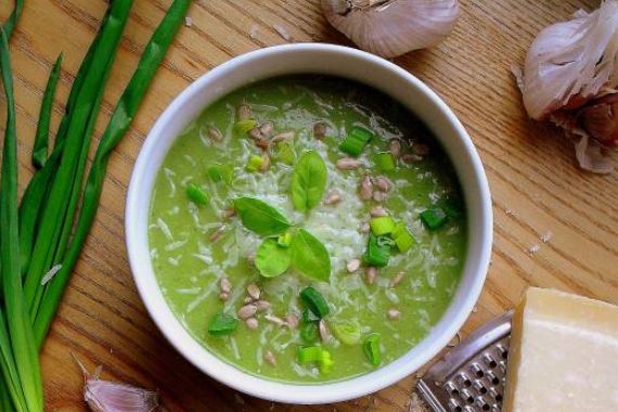 Сливочный суп из брокколи с семечками - рецепт с фото