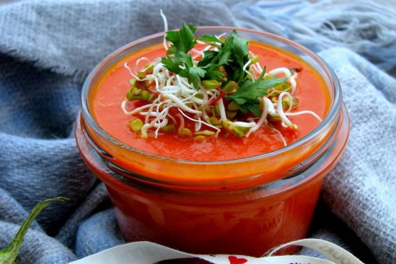 Суп из красных перцев с луком и помидорами - рецепт с фото