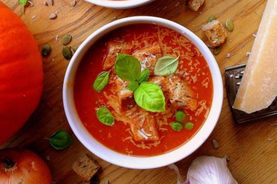 Томатный суп с тыквой и гренками - рецепт с фото