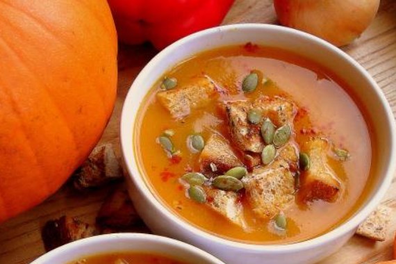 Тыквенный суп с перцами и гренками - рецепт с фото
