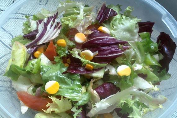 Хрустящий салат с помидорами и сырными палочками - рецепт с фото