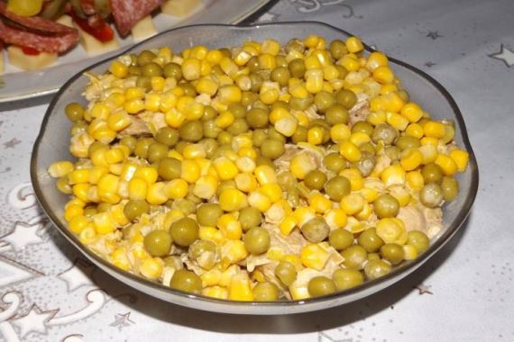 Куриный салат с горошком и кукурузой - рецепт с фото