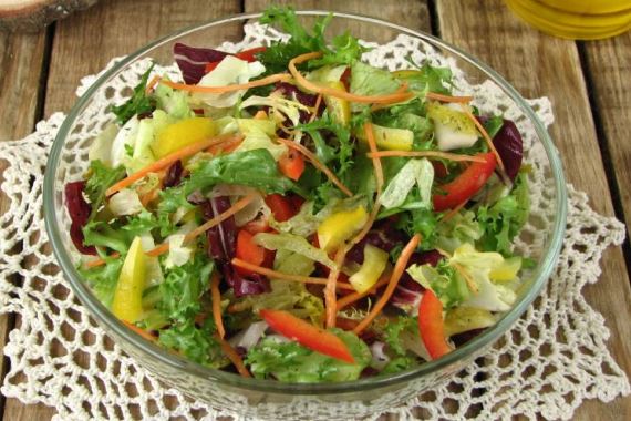 Простой салатик из соленых огурцов с перцами - рецепт с фото