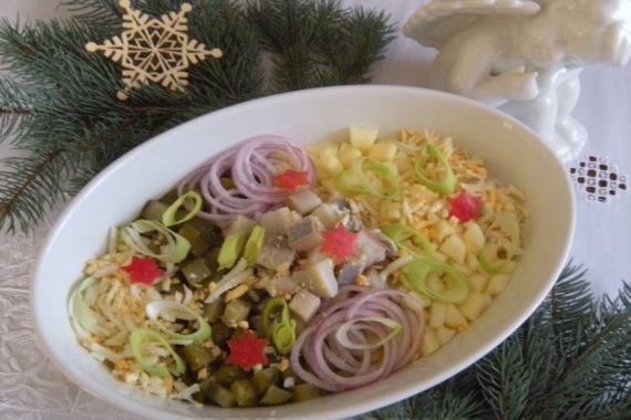 Салат из сельди с яйцом и овощами - рецепт с фото