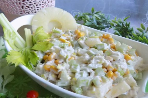 Салат с сельдереем, ананасом и вареной курицей - рецепт с фото
