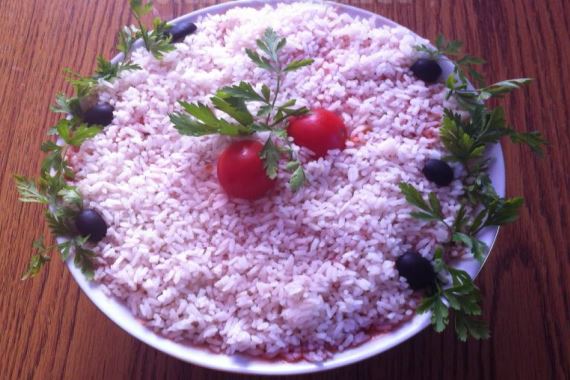Слоеный салат из риса с овощами и яйцами - рецепт с фото