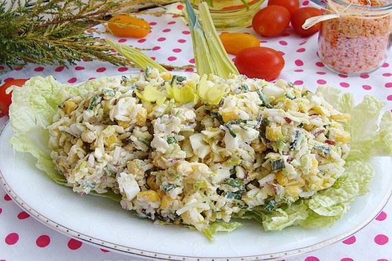 Сырный салат с рисом и яйцом - рецепт с фото