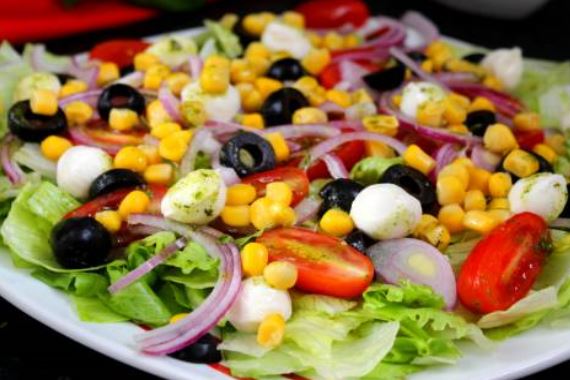 Вкусный и цветной салат с итальянской ноткой - рецепт с фото