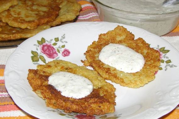 Картофельные оладьи с йогуртовым соусом - рецепт с фото