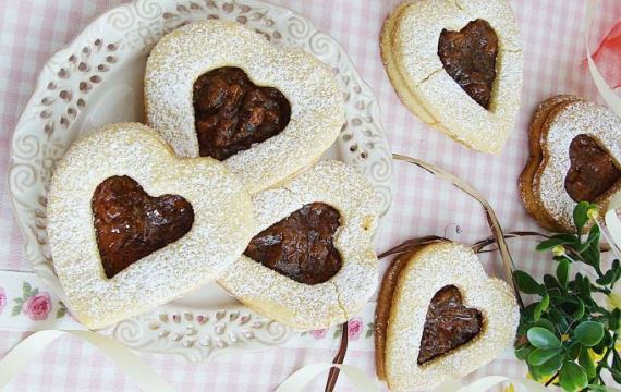 Миндальное печенье в форме сердечек с вареньем - рецепт с фото