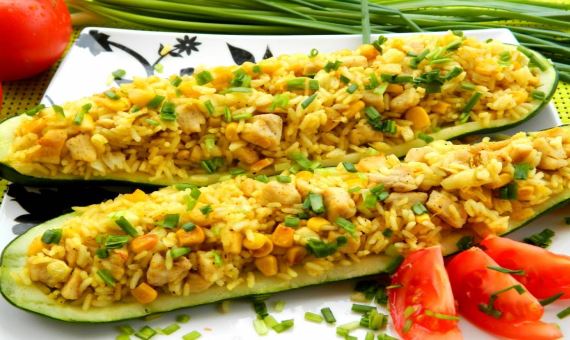 Цукини, фаршированные курицей и рисом с карри - рецепт с фото