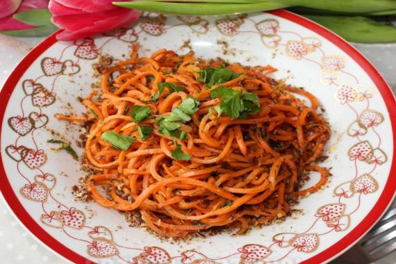 Спагетти из моркови с медом и укропом - рецепт с фото