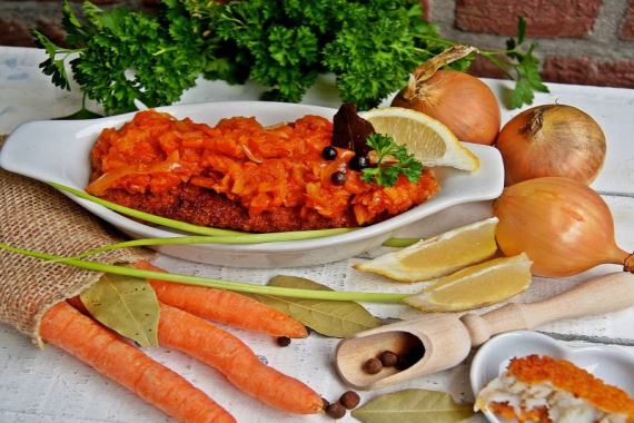 Рыба по-гречески под тушеными овощами - рецепт с фото