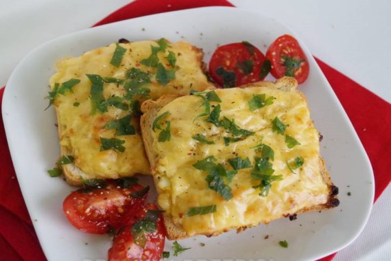 Запеченные бутерброды с яйцом и сыром - рецепт с фото