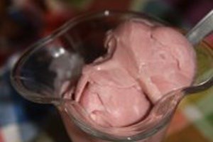 Мороженое малиновое с ягодами (фото)