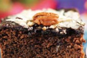 Шоколадный торт с миндалем и орехами (фото)