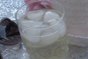 Охлаждающий напиток с чаем и ревенем (фото)