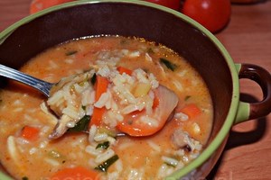 Томатный суп с курицей и рисом (фото)