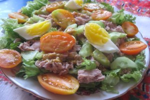 Салат с тунцом огурцами и помидорами (фото)