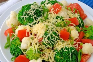 Легкий салат из овощей с сыром (фото)