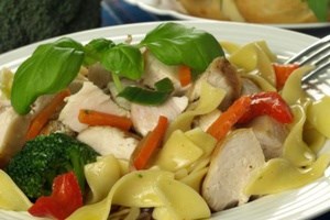 Салат из макарон с курицей и итальянским соусом (фото)