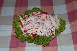Салат с крабовыми палочками помидорами и сыром (фото)