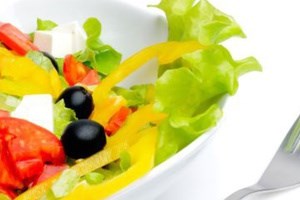 Зеленый салат с оливками и сладким перцем (фото)