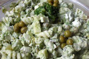 Зеленый салат с овощами и макаронами (фото)