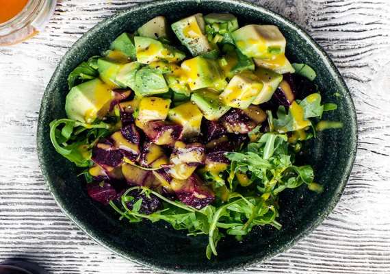 Рецепт Салат из авокадо и печеной свеклы