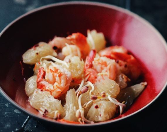 Рецепт Салат с креветками и помело