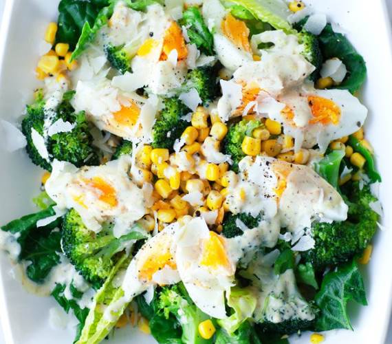 Рецепт Салат с кукурузой, брокколи и яйцом в соусе