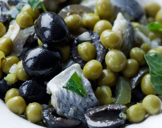 Салат из сельди с оливками
