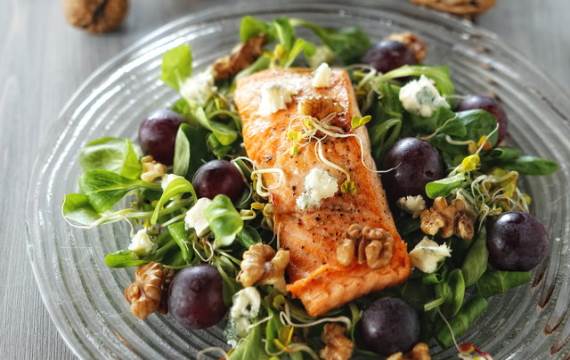 Салат с лососем и виноградом