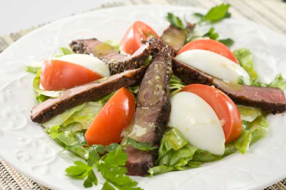 Как приготовить - Салат с жареной говядиной, помидорами и яйцом