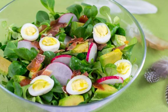 Как приготовить - Весенний салат с перепелиными яйцами