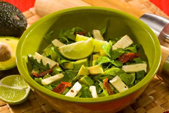 приготовить - Салат из авокадо, сушеных помидоров и сыра