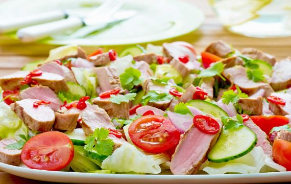 Азиатский салат со свиной вырезкой - рецепт с фото