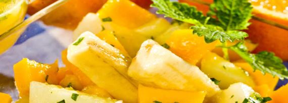 Фруктовый салат с соусом из маракуйи - рецепт с фото