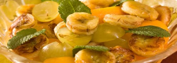 Фруктовый салат с виноградом, персиками, ананасами и бананами - рецепт с фото