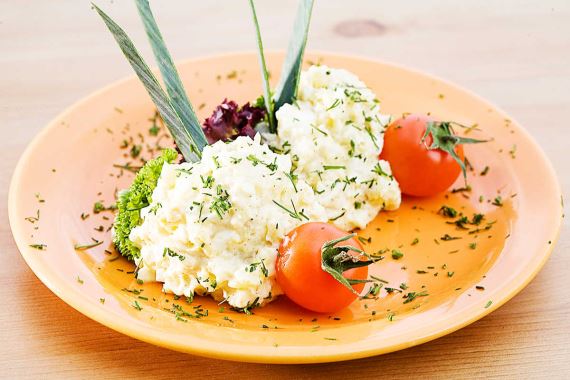 Как приготовить - Картофельный салат с луком и яйцом