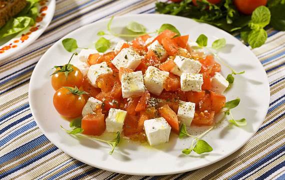 Как приготовить - Простой и быстрый салат с сыром фета и помидорами