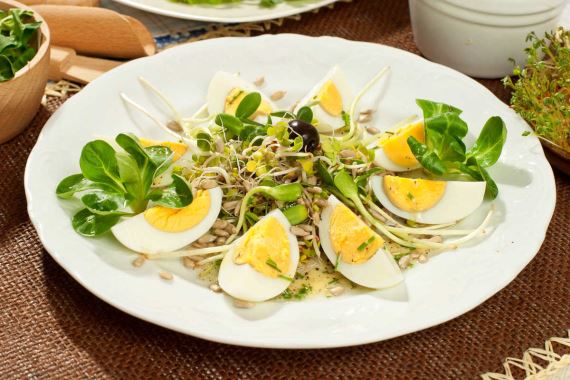 Как приготовить - Салат из яиц с ростками подсолнечника и редиса