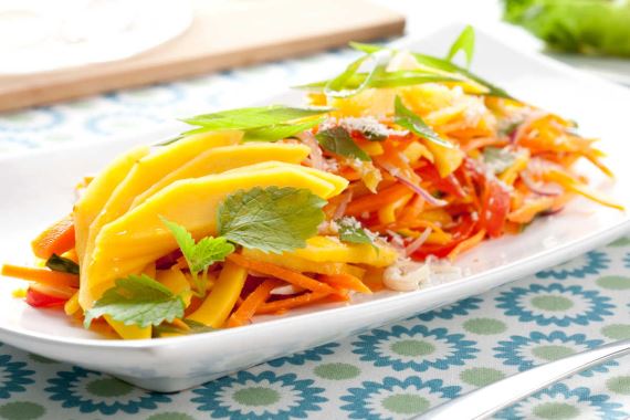 Как приготовить - Салат из моркови и манго с лимоном и кокосом