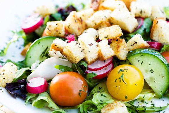 Как приготовить - Салат из свежих овощей с гренками