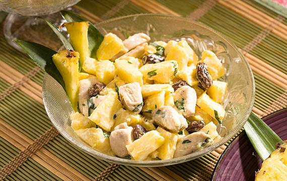 Как приготовить - Салат с ананасом, курицей, кукурузой и изюмом