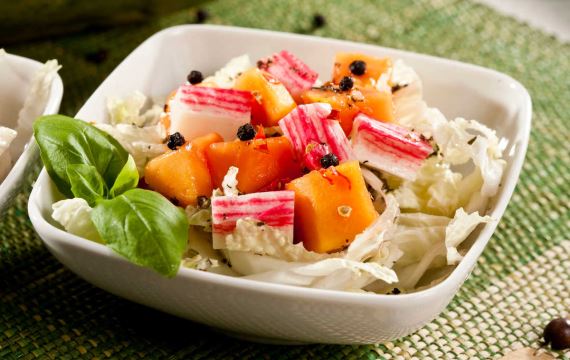 Как приготовить - Салат с крабовыми палочками и папайей